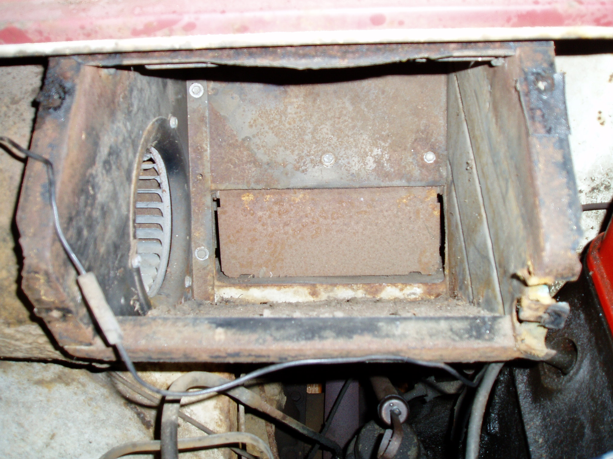 Heater core removed. The fan and motor are on the left side. Unfortunately, the fan is stuck on the motor shaft and the motor ho