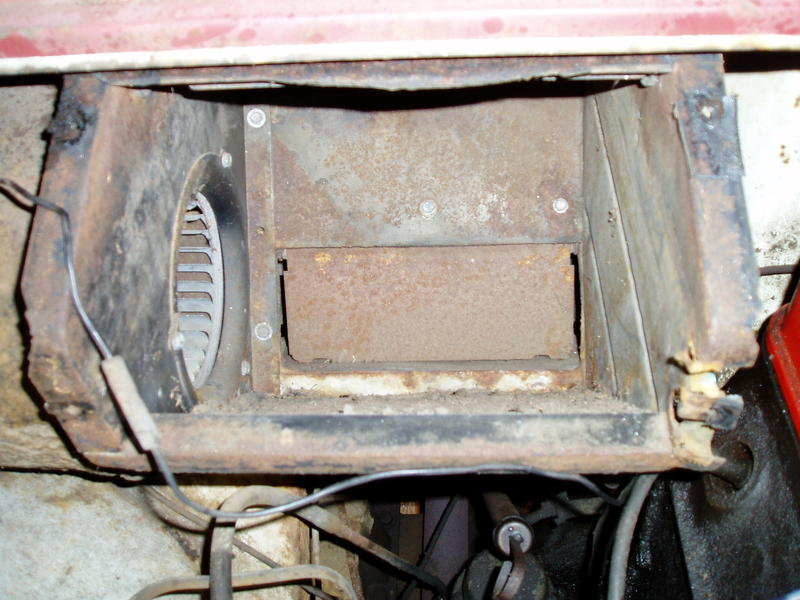 Heater core removed. The fan and motor are on the left side. Unfortunately, the fan is stuck on the motor shaft and the motor ho