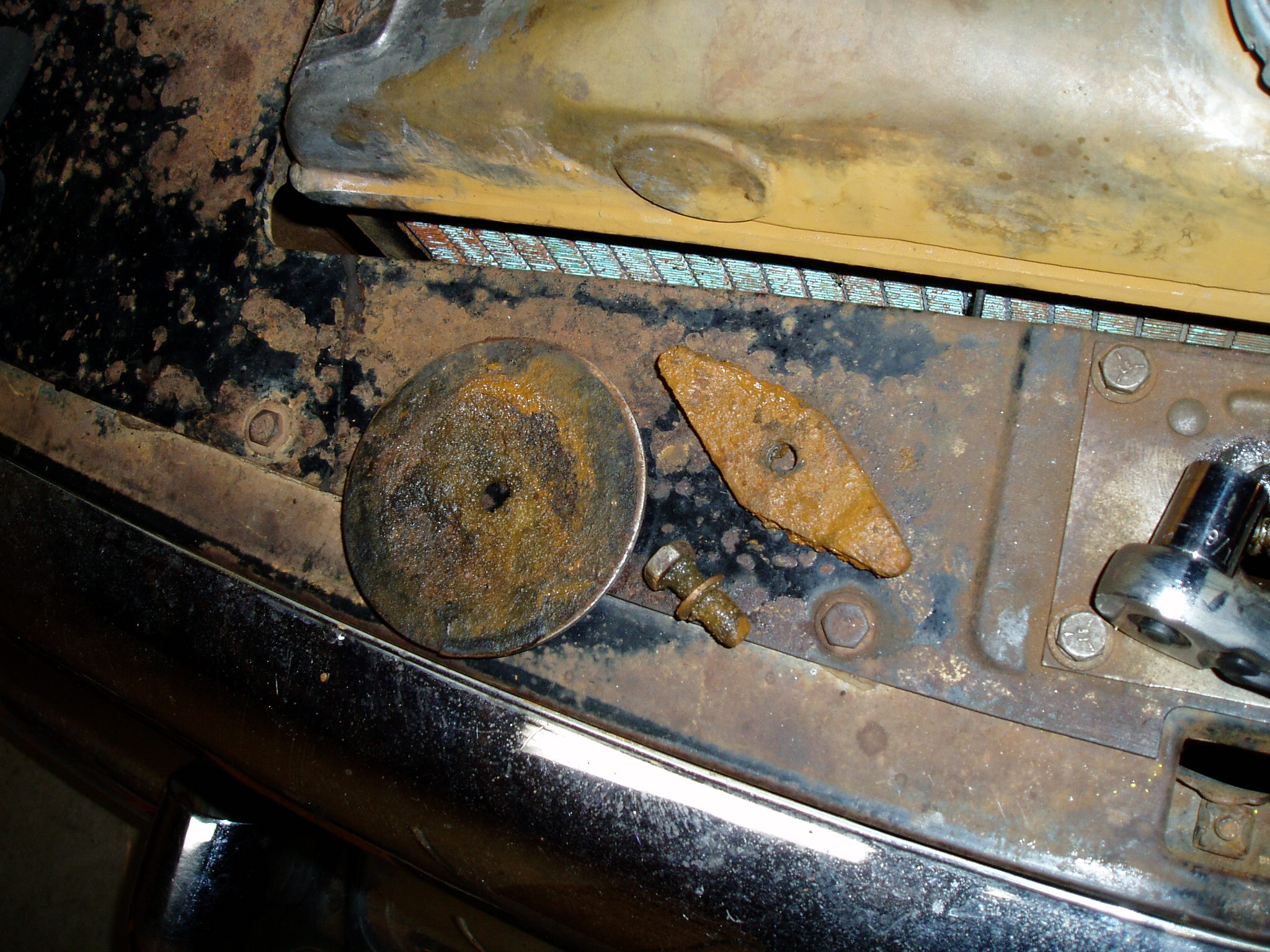 The leaky freeze plug from the back of the engine. The mounting bar almost fell into the water channel when I unbolded the plug 