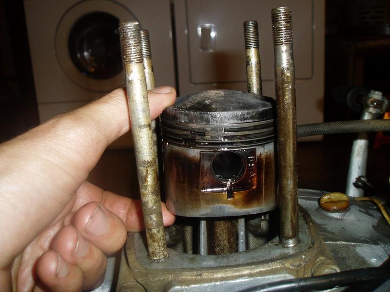 Piston & rings up close (2)