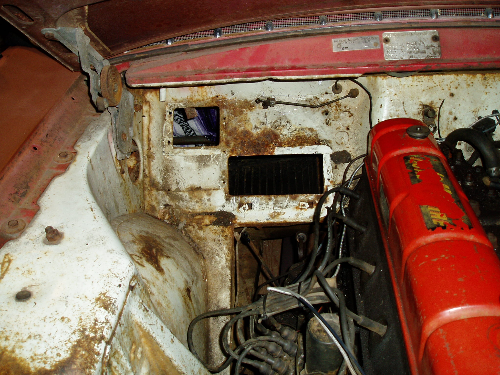 Lots of space in the engine compartment now. The patch of blue & white is the Mexi-blanket on the front seat. I'll need to p