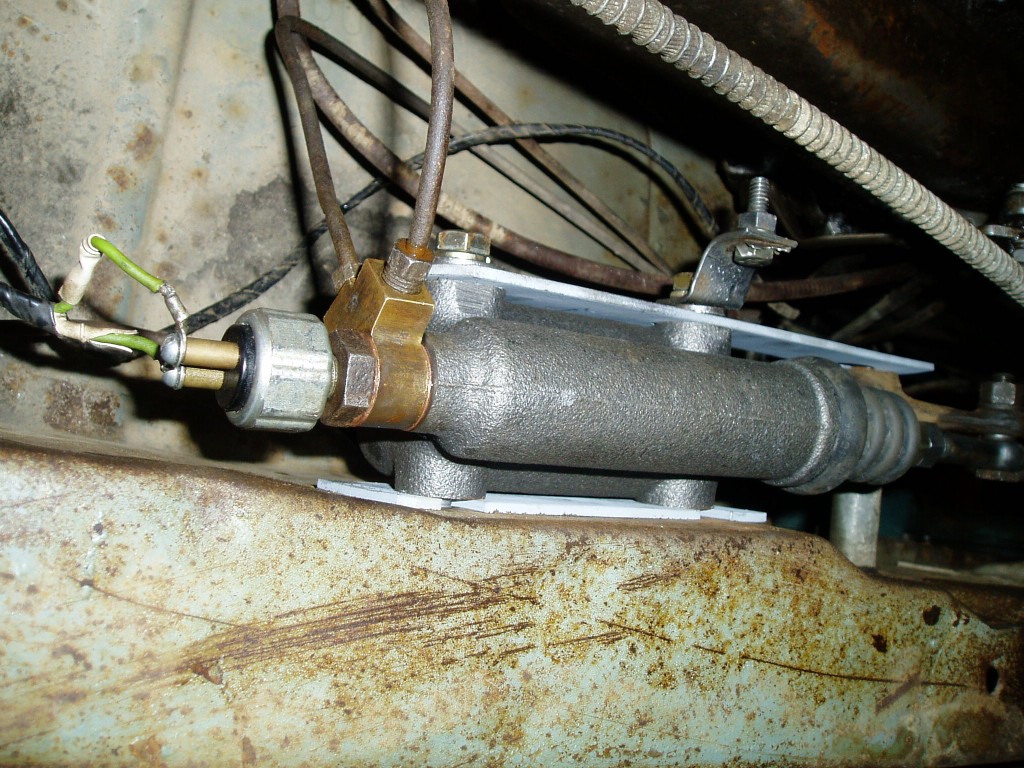 Friday 4/7/06. New master cylinder all hooked up.
