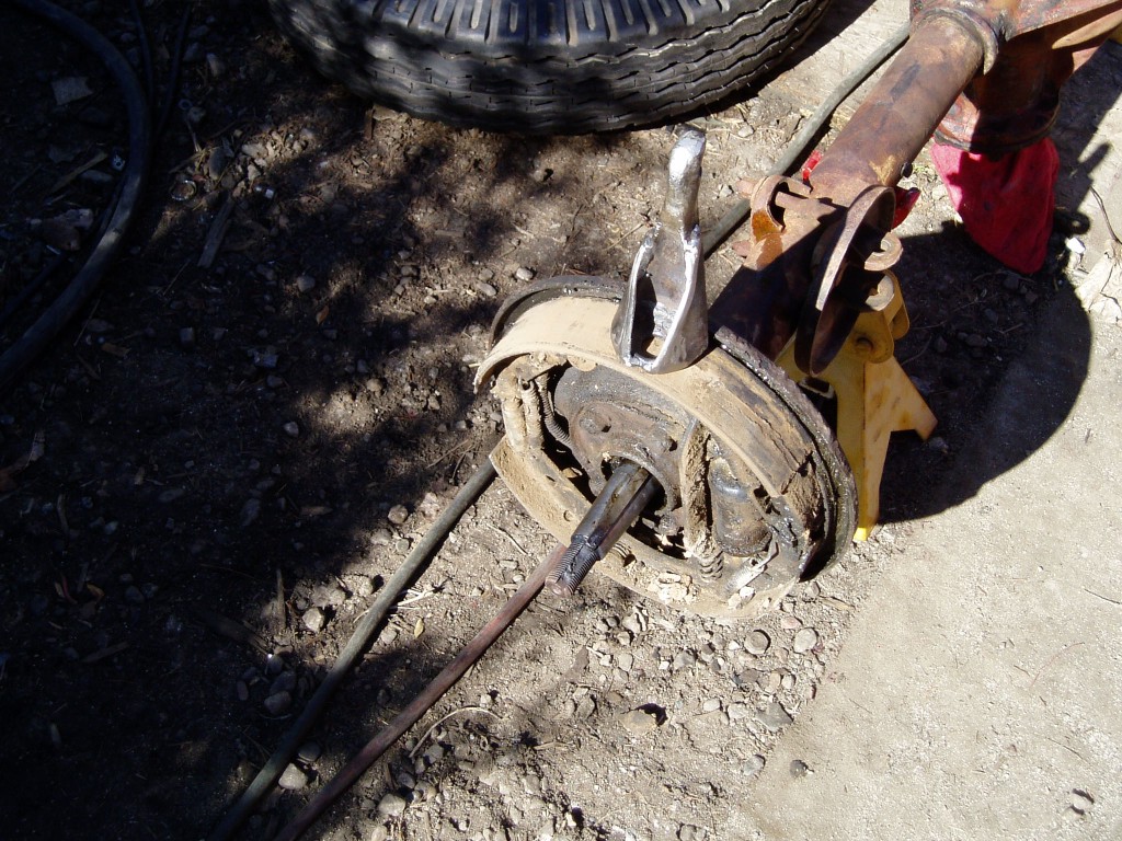 One more shot of the hub. That's the heavily re-inforced leg of the hub-puller that I broke last week on top. Jet welded it back