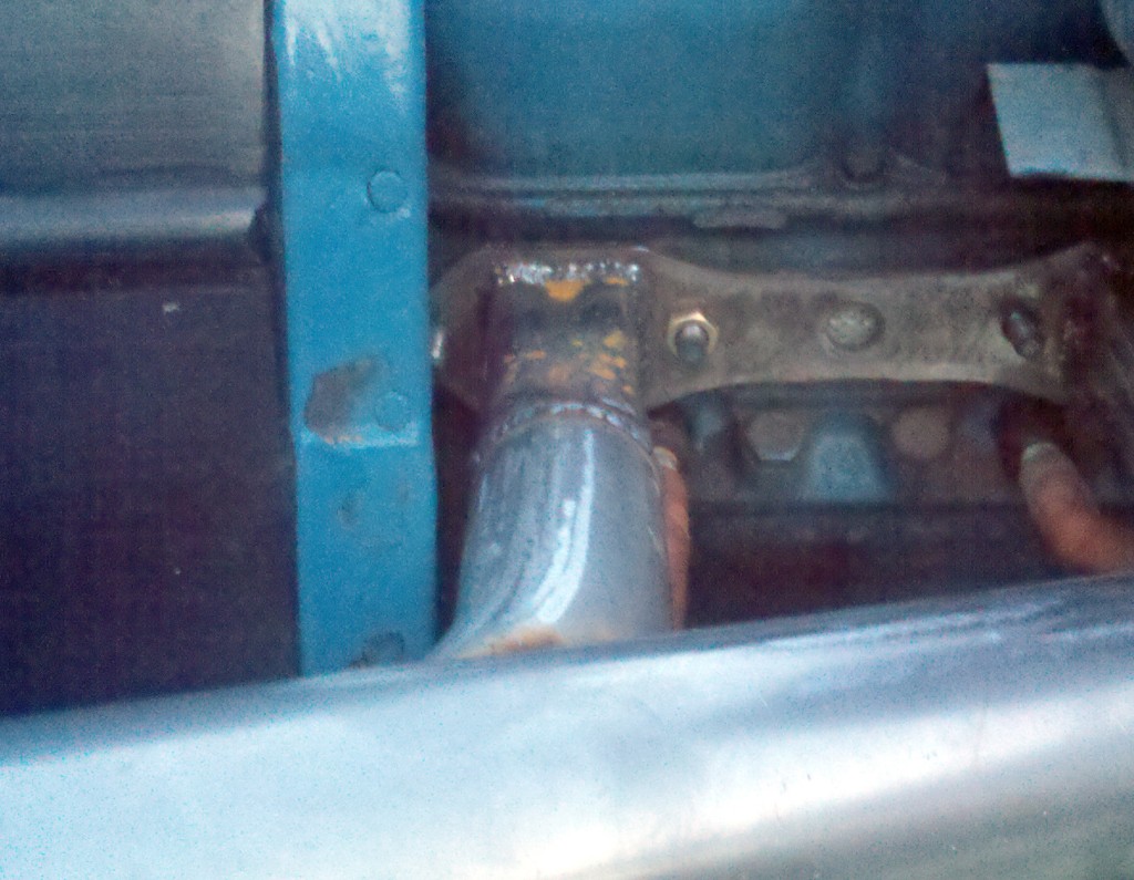 I was wrong. The rear port on the passenger side just barely clears the firewall, allowing for a straight shot.
The paint ain't