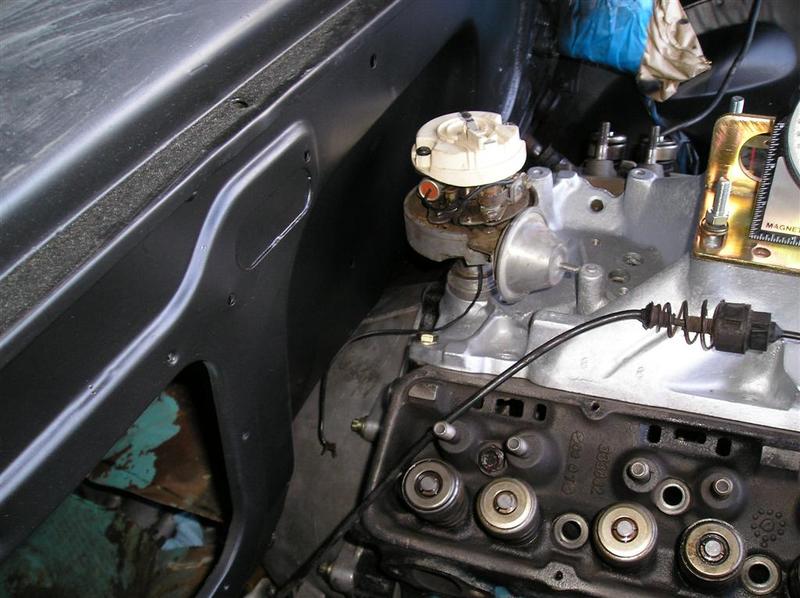 There's plenty of clearance for the distributor.