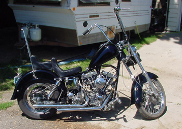 84" stroker, 6" over wide-glide front end, NO FUCKIN' MUFFLERS, de-raked frame, ass-end dropped 1".  SU carb.    