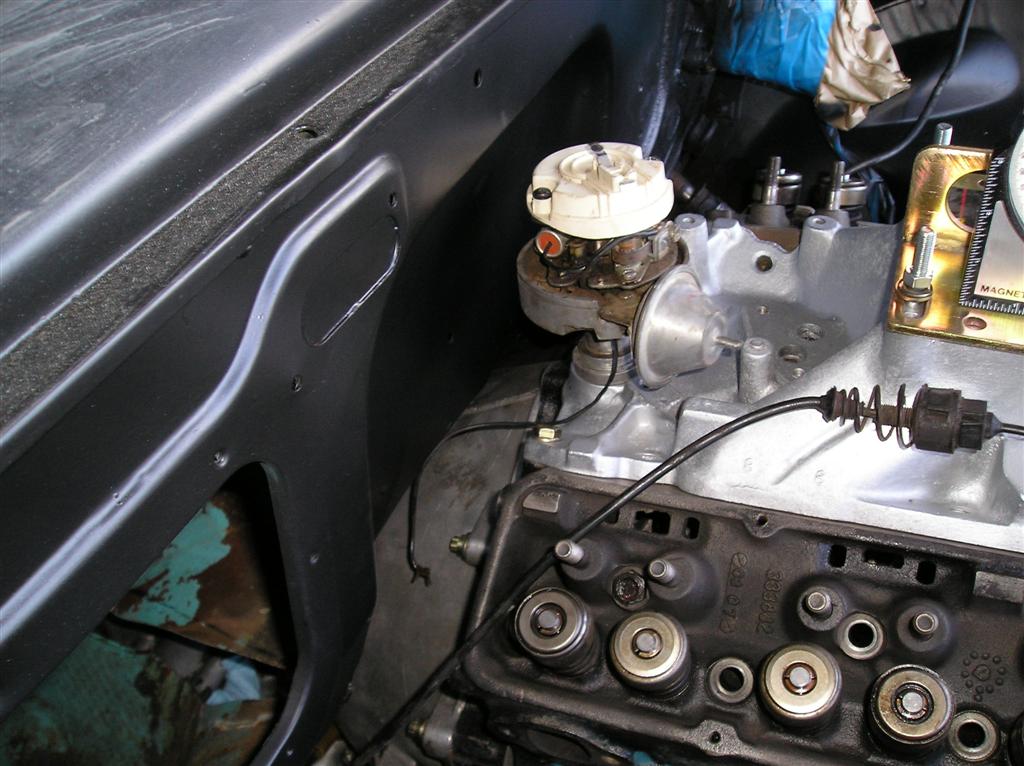 There's plenty of clearance for the distributor.