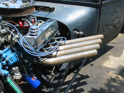 Large tubes sitting on the small tubes. There are two rods tack-welded to the bottom of the large tubes to keep the parallel 